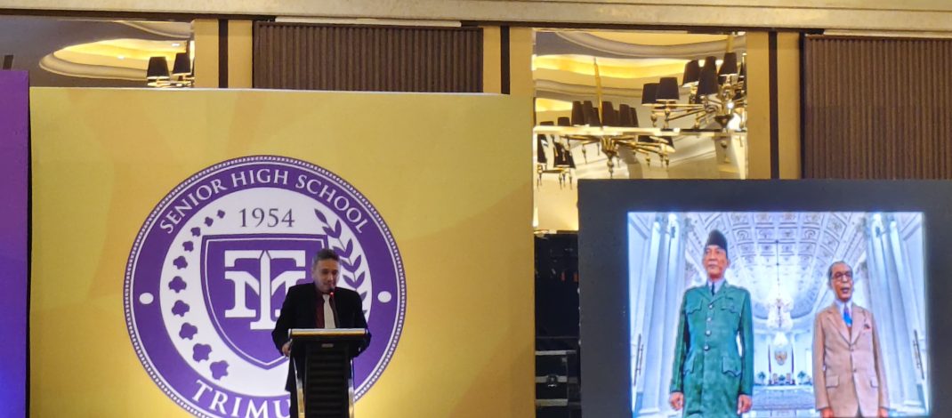 Heboh di Grand Fullerton Ballroom! Bung Karno dan Bung Hatta ‘Hadir’ Secara Virtual di Wisuda SMA Trimurti Surabaya
